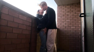 Amateur koppel pijpbeurt en seks op het balkon