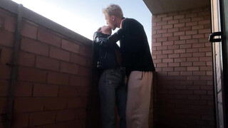 Amateur koppel pijpbeurt en seks op het balkon