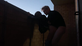 Amateur koppel pijpbeurt en seks op het balkon