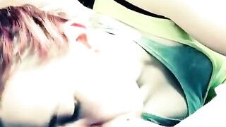 Vriendin doet snelle orale seks en sperma slikken in de auto