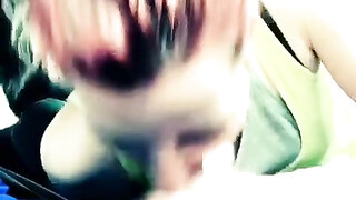 Vriendin doet snelle orale seks en sperma slikken in de auto