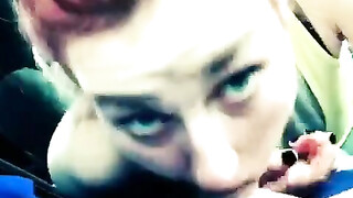 Vriendin doet snelle orale seks en sperma slikken in de auto