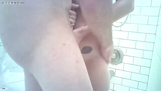 Een blonde bimbo masturbeert met een grote dildo in een openbaar toilet