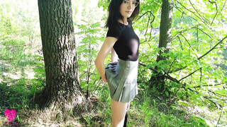 Een snelle orale seks en seks in het bos met een geile geek vriendin