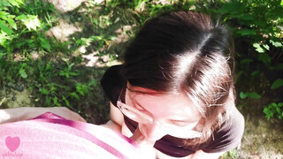 Een snelle orale seks en seks in het bos met een geile geek vriendin