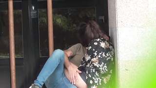 Voyeur een stel wordt betrapt op seks in het openbaar op klaarlichte dag