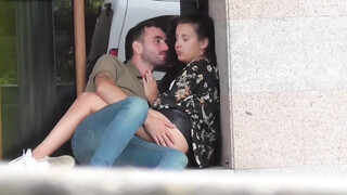 Voyeur een stel wordt betrapt op seks in het openbaar op klaarlichte dag