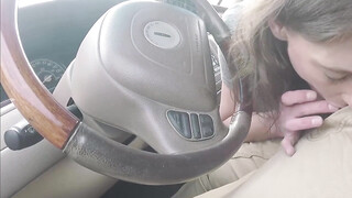 Riskante pijpbeurt in de auto op een openbare parkeerplaats met spermagorgelen aan het einde