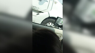 Openbare pijpbeurt in de auto terwijl hij in het verkeer rijdt