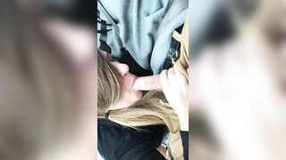 Openbare pijpbeurt in de auto terwijl hij in het verkeer rijdt