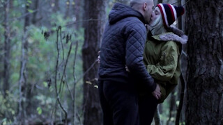 Geil amateur koppel maakt exhibitionistische seks in het bos