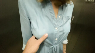 Riskante pijpbeurt en seks op openbare gang met vriendin