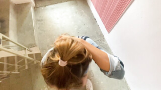 Riskante pijpbeurt en seks op openbare gang met vriendin