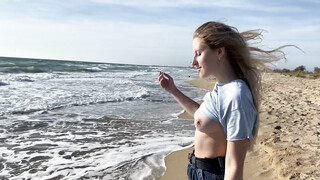 Perfecte pijpbeurt op het strand met geile blondine