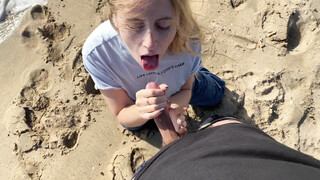 Perfecte pijpbeurt op het strand met geile blondine