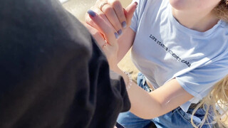 Perfecte pijpbeurt op het strand met geile blondine