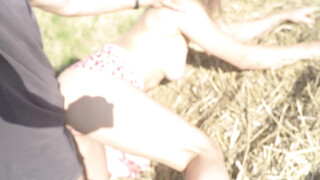 Geweldige seks buiten in het hooi