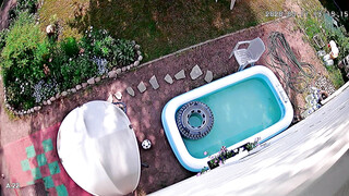 Beveiligingscamera betrapt stel dat seks heeft in het zwembad