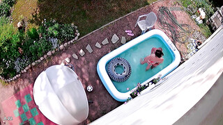 Beveiligingscamera betrapt stel dat seks heeft in het zwembad