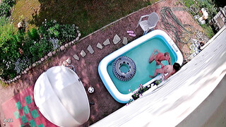 Beveiligingscamera betrapt stel dat seks heeft in het zwembad