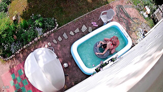 Beveiligingscamera betrapt stel dat seks heeft in het zwembad