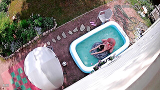 Beveiligingscamera betrapt stel dat seks heeft in het zwembad