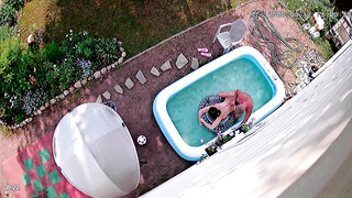 Beveiligingscamera betrapt stel dat seks heeft in het zwembad