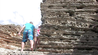 Anale seks en creampie buiten bij de rotsen