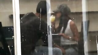 Voyeur filmt in het geheim een stel dat thuis seks maakt