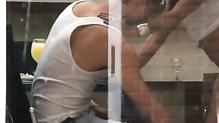 Voyeur filmt in het geheim een stel dat thuis seks maakt