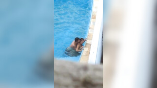 Geil koppel maakt seks in openbaar zwembad terwijl verborgen voyeur opneemt
