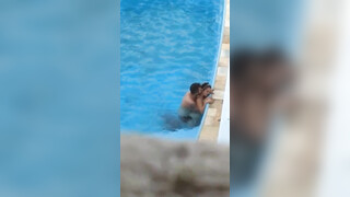 Geil koppel maakt seks in openbaar zwembad terwijl verborgen voyeur opneemt