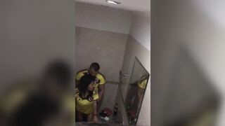 Koppel wordt betrapt op seks in openbaar toilet door een vreemde