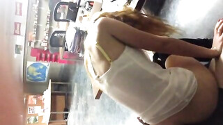 Riskante seks met een zeer sexy meid op het werk