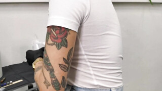 Koppel maakt openbare seks in de tattooshop