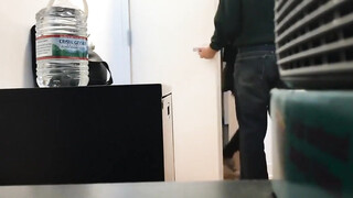 Verborgen camera op het werk vrouwelijke werknemer betrapt op pijpen