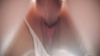 Hij kon het niet laten en ejaculeerde in haar kutje