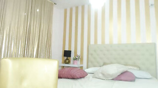 Magere meid krijgt een grote lul in haar anale gaatje