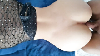 Betoverende brunette in zwarte lingerie wordt van achteren geneukt