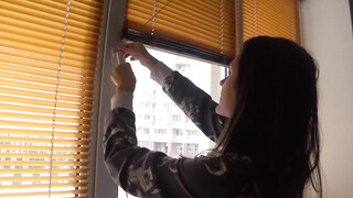 Perfecte vrouw gekleed in nachtkleding houdt van seks in de ochtend