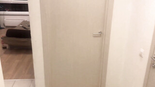 Ze plaagt hem met haar perfecte lichaam voordat ze seks heeft