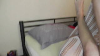 Blonde doet vreemde sekspositie met haar vriend en creampie