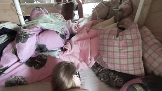 Gemaskerde vriendin doet voor het eerst seks voor de camera