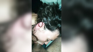 Een grote lul in de kont van de vrouw en in haar mond