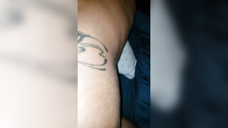 Een oma wordt in de kont geneukt