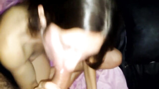 Vrouw gebruikt een dildo om het anale gat te openen vóór de seks