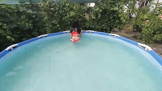 Anale seks in het buitenzwembad met een perfecte vrouw