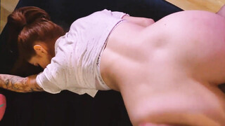 Charmante vrouw die graag voor de eerste keer anale seks wil proberen