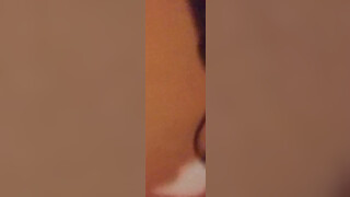 Geile blonde vrouw is aan het masturberen en doet kontseks onder de douche