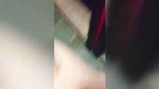 Geile blonde vrouw is aan het masturberen en doet kontseks onder de douche